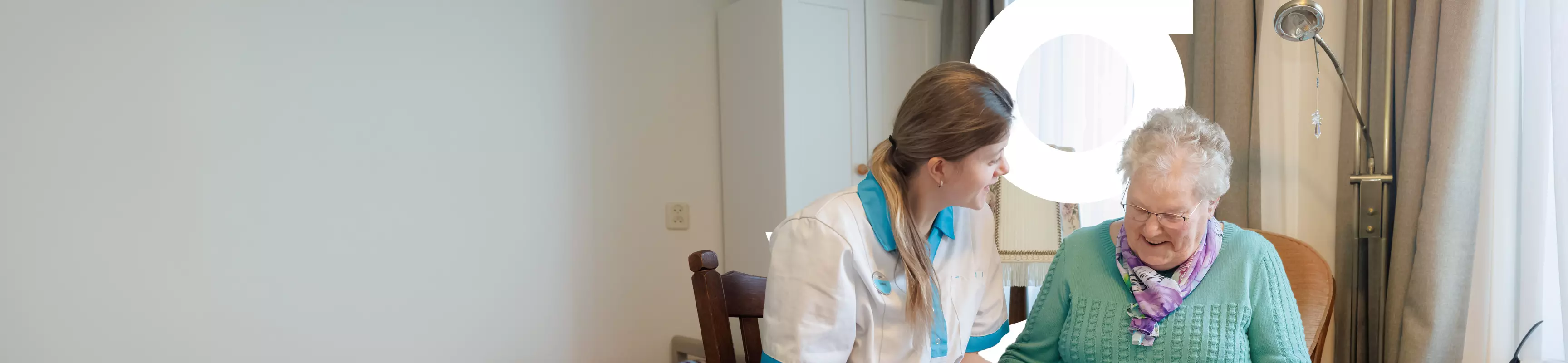 Stagiaire is in gesprek met een oudere mevrouw over haar leven van vroeger. Ze bladeren samen door een fotoalbum.