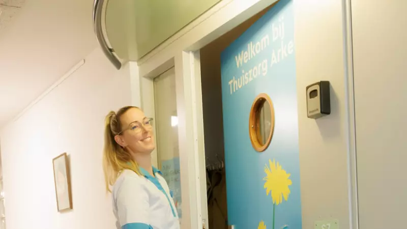 Medewerker van KleinGeluk staat voor de deur bij het Wooncomplex De Arkel
