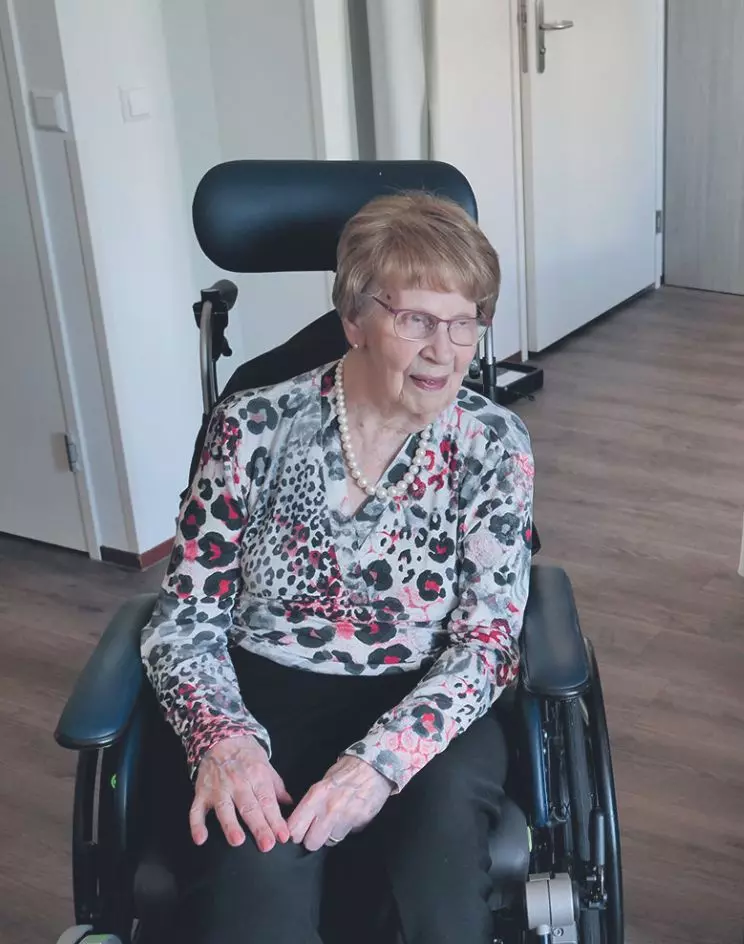 Mevrouw Bakkerus zit in een stoel