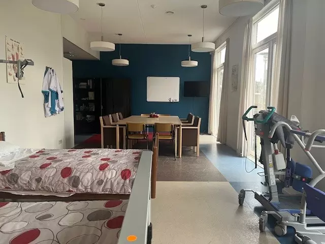 Praktijklokaal van KleinGeluk bij locatie Avondzon met bedden en hulpmiddelen.