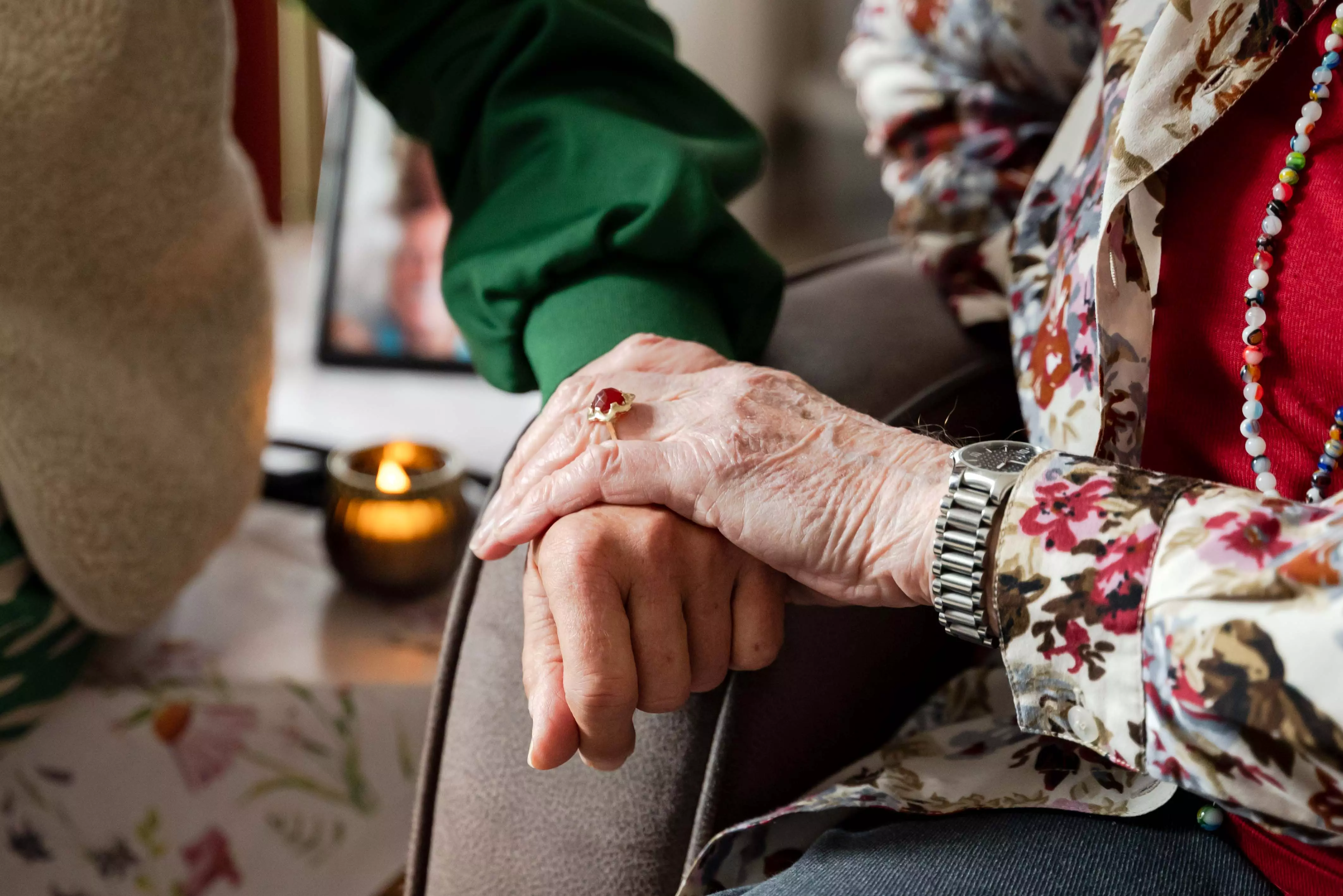 Palliatief verpleegkundige in gesprek met cliënt.
