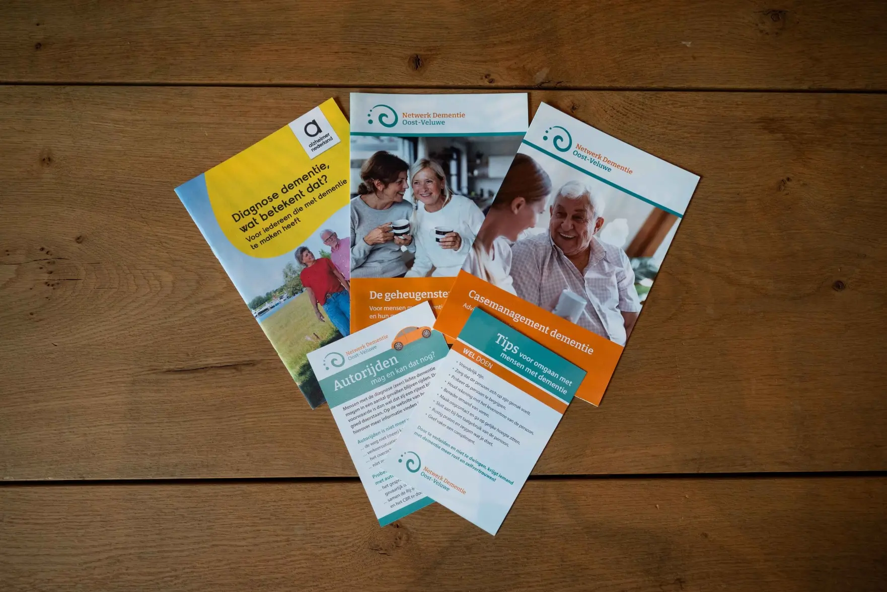 Diverse folders over dementie liggen op tafel